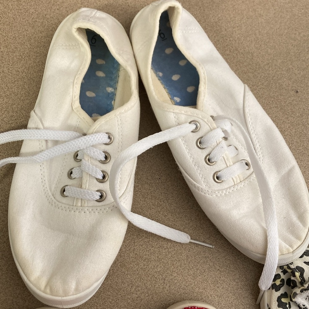 3 pair tennis shoes - Picture 2 of 10